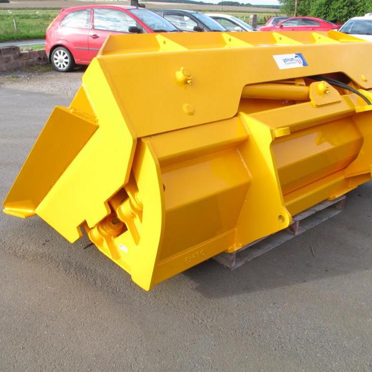 8ft wide Side Tipping Bucket with bucket teeth and pin and cone